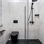 Around The World 4br - Center Apartment