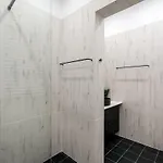 Around The World 4br - Center Apartment *