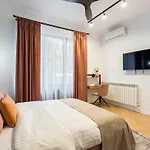 Around The World 4br - Center Apartment