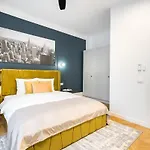 Around The World 4br - Center Apartment