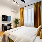 Around The World 4br - Center