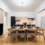 Around The World 4br - Center Apartment