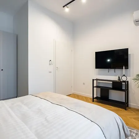 Around The World 4br - Center * 布加勒斯特