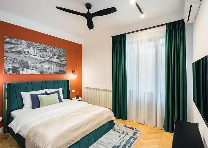 Апартаменти Around The World 4br - Center