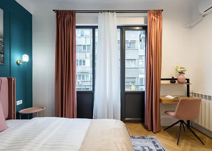 Around The World 4br - Center Apartment